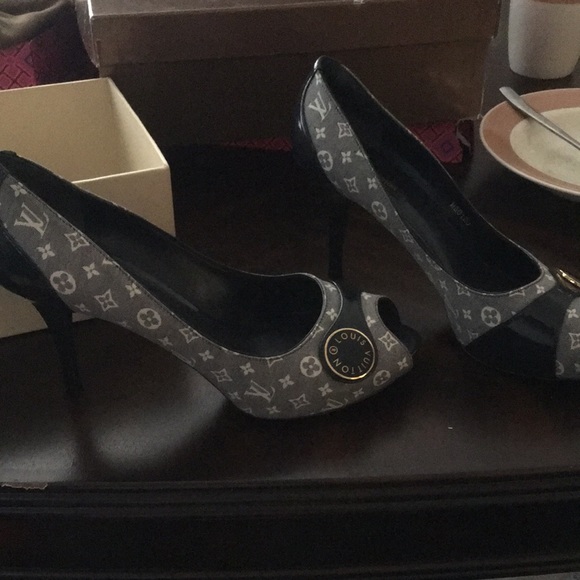 Louis Vuitton heels size 40 peep toe with buckle on front - Picture 3 of 6